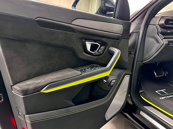 Lamborghini Urus 12 of 18