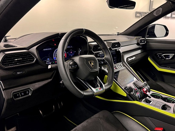 Lamborghini Urus 4 of 18