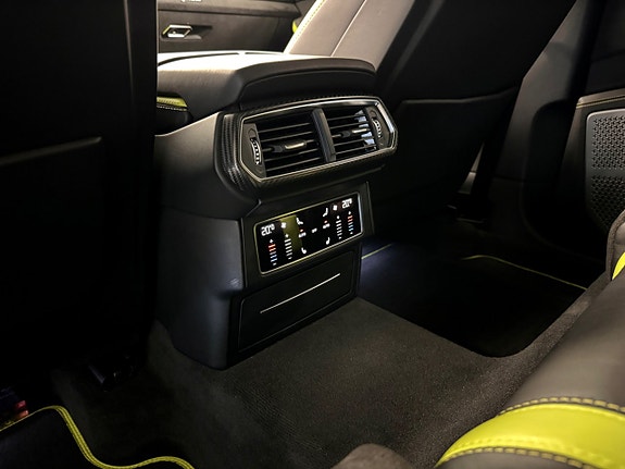 Lamborghini Urus 14 of 18