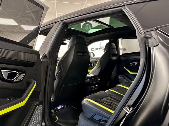 Lamborghini Urus 16 of 18