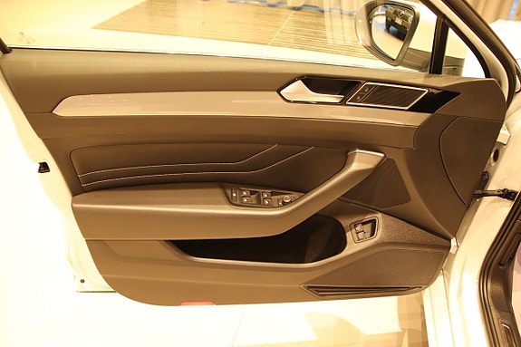 Volkswagen Passat 10 of 17