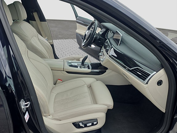 BMW 740d 29 of 30