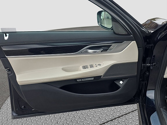 BMW 740d 25 of 30