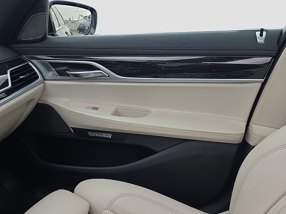 BMW 740d 30 of 30
