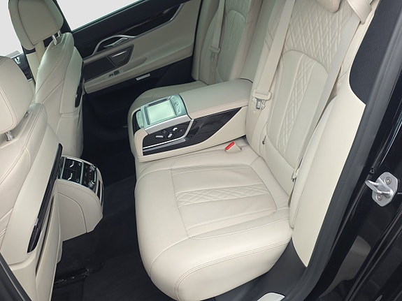 BMW 740d 26 of 30