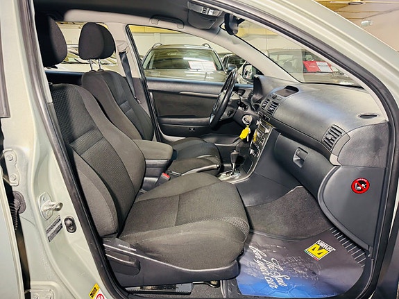 Toyota Avensis 12 of 16