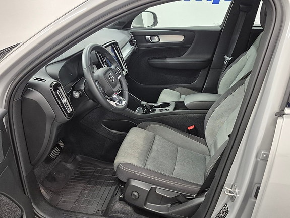 Volvo XC40 2 of 5