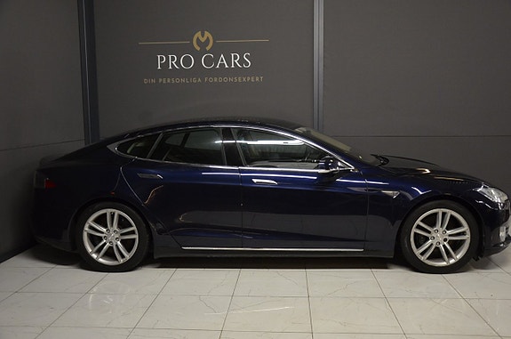 Tesla Model S 4 of 5