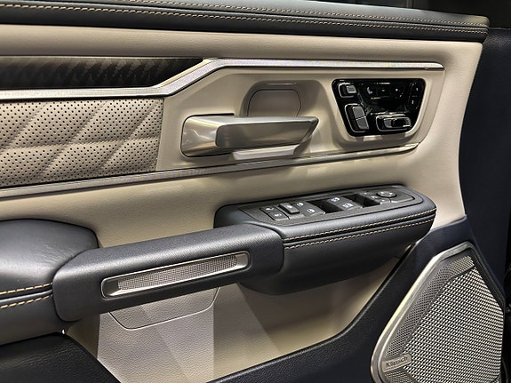 Dodge RAM 1500 10 of 13