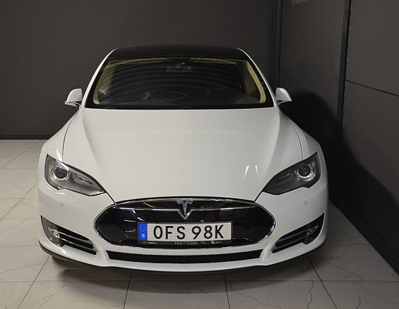 Tesla Model S 2 of 5