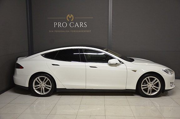 Tesla Model S 4 of 5