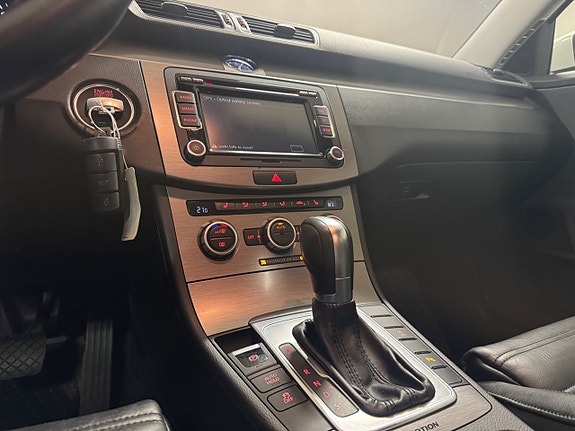 Volkswagen Passat 12 of 15