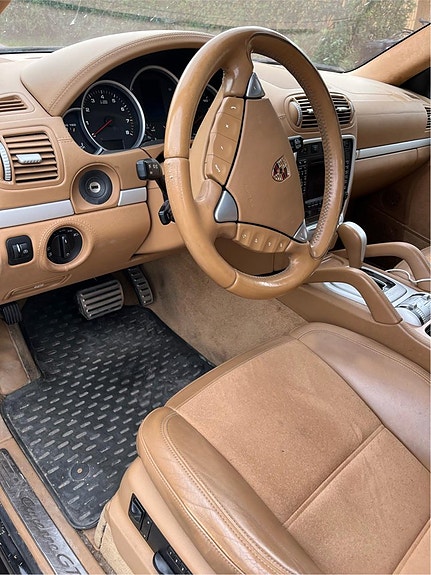 Porsche Cayenne 4 of 6