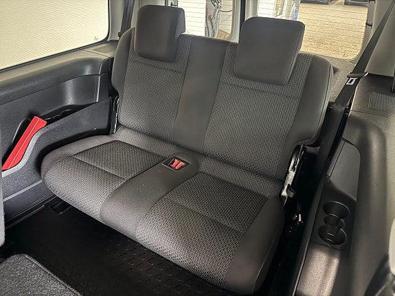 Volkswagen Caddy Maxi 11 of 16
