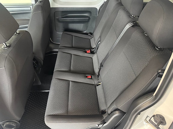 Volkswagen Caddy Maxi 10 of 16