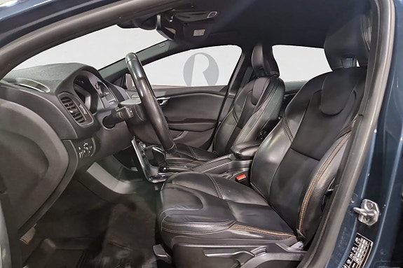 Volvo V40 Cross Country 3 of 5