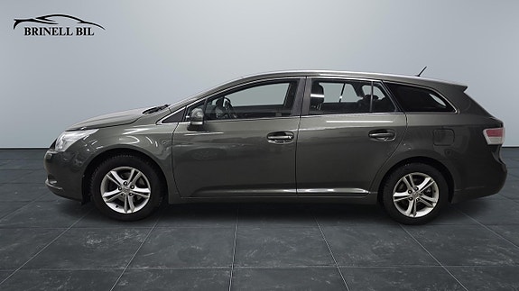 Toyota Avensis 2 of 5