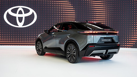Toyota C-HR 2 of 5