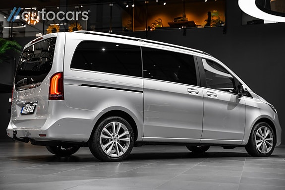 Mercedes-Benz V300 d 3 of 5