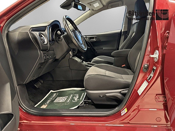 Toyota Auris 8 of 14