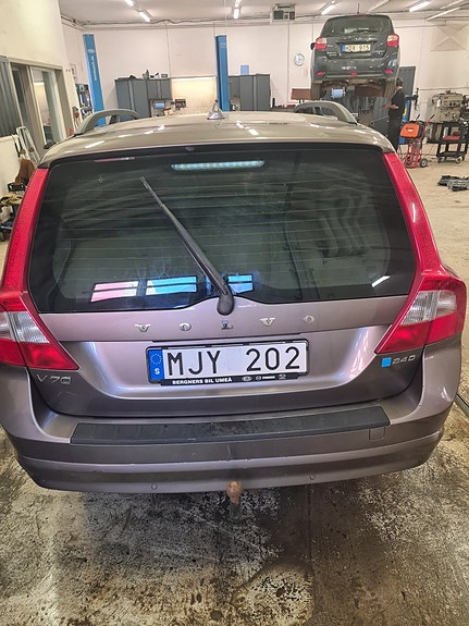 Volvo V70 3 of 5