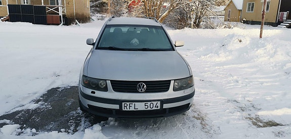 Volkswagen Passat 2 of 13