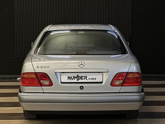 Mercedes-Benz E200 10 of 27