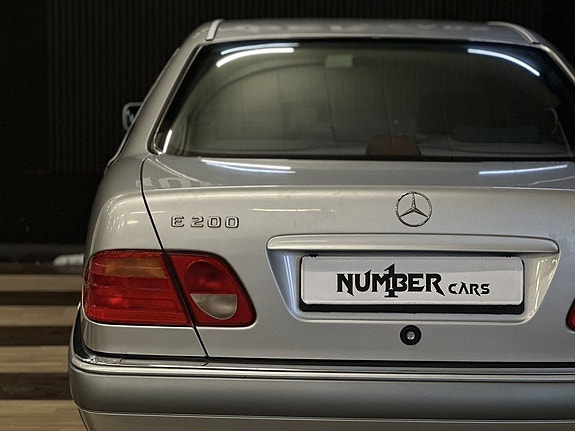 Mercedes-Benz E200 11 of 27