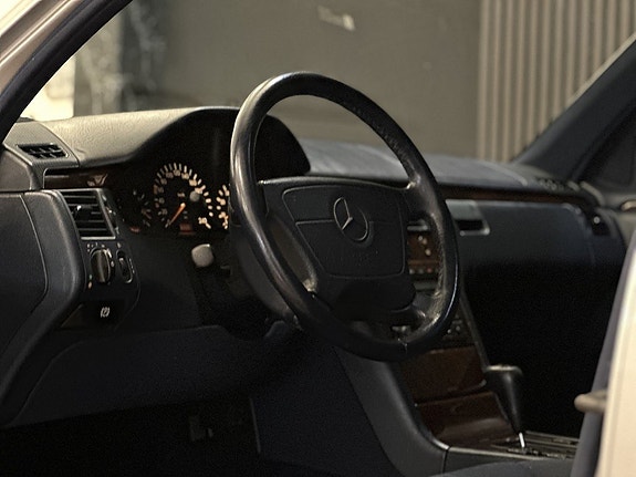 Mercedes-Benz E200 17 of 27