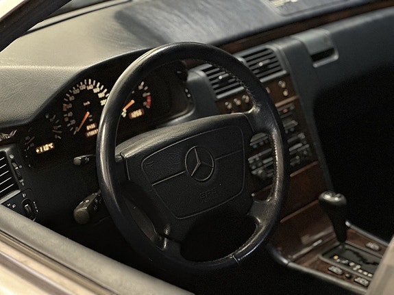 Mercedes-Benz E200 18 of 27