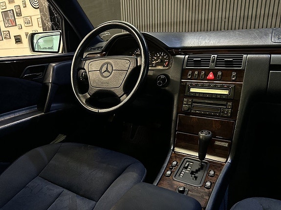 Mercedes-Benz E200 22 of 27