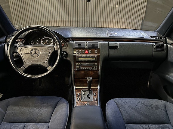 Mercedes-Benz E200 19 of 27