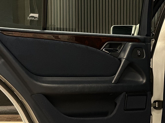 Mercedes-Benz E200 12 of 27