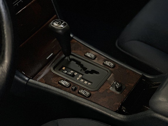 Mercedes-Benz E200 26 of 27