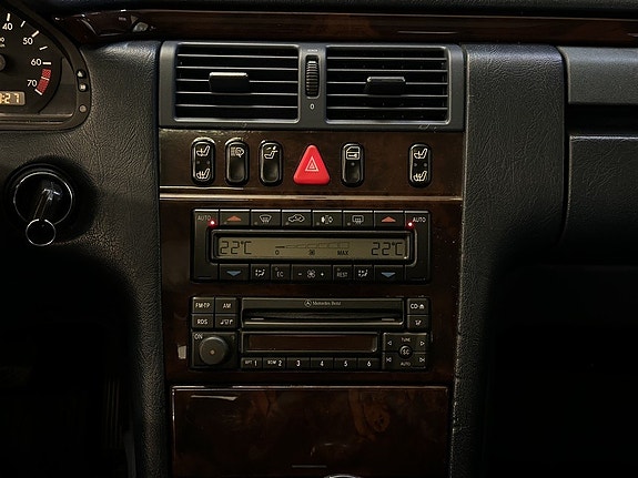 Mercedes-Benz E200 24 of 27