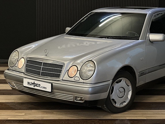 Mercedes-Benz E200 3 of 5