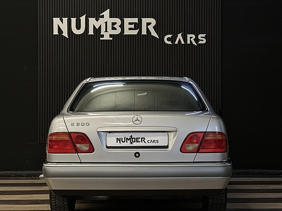 Mercedes-Benz E200 9 of 27