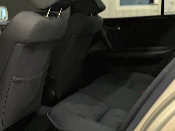 Mercedes-Benz E200 13 of 27