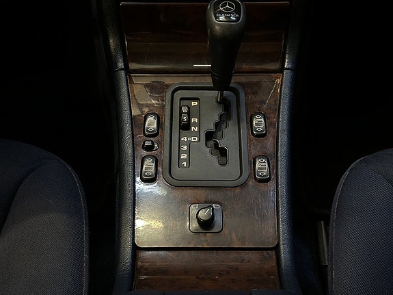 Mercedes-Benz E200 23 of 27