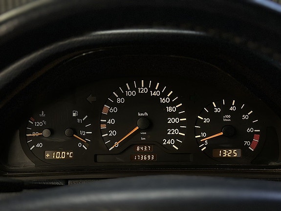 Mercedes-Benz E200 21 of 27