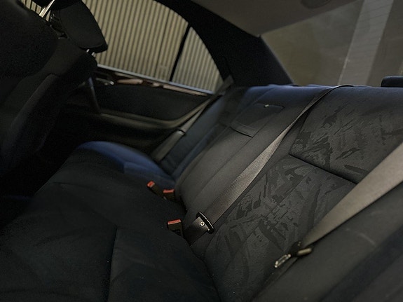 Mercedes-Benz E200 14 of 27
