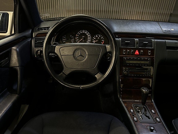 Mercedes-Benz E200 20 of 27