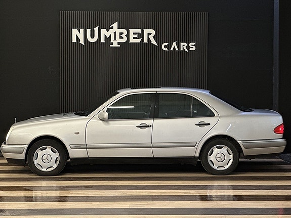 Mercedes-Benz E200 6 of 27