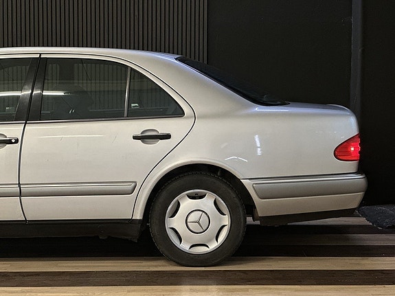 Mercedes-Benz E200 8 of 27