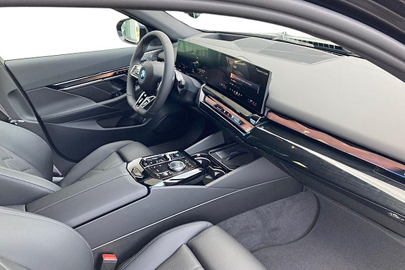 BMW i5 6 of 21