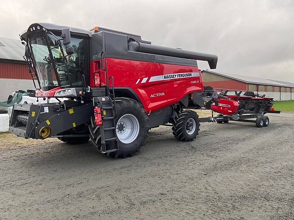 Massey Ferguson 7345 S Activa Tröska 18 fots Skärbord