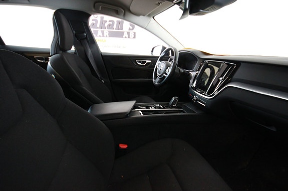 Volvo V60 Cross Country 3 of 5