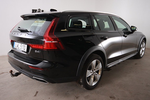 Volvo V60 Cross Country 2 of 5
