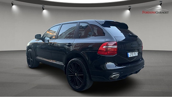 Porsche Cayenne 4 of 5