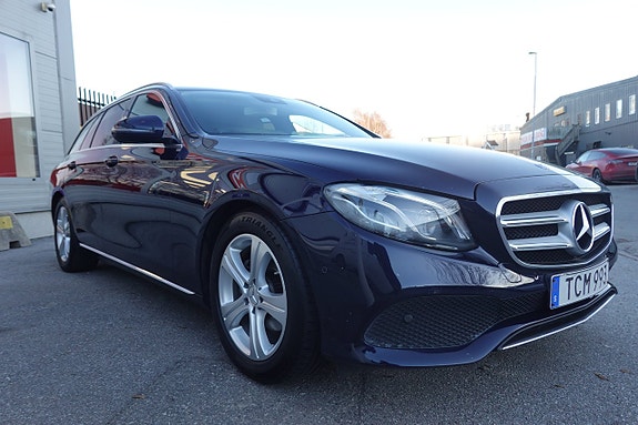 Mercedes-Benz E220 3 of 5